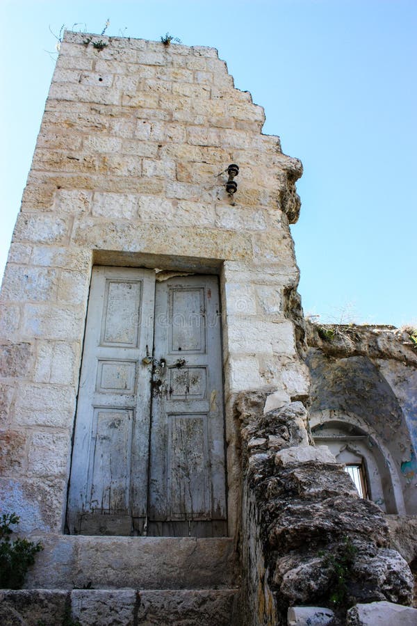 Ingangsdeur van een gebombardeerd huis op Palestijns Grondgebied stock fotografie Ingangsdeur van een gebombardeerd huis op Palestijns Grondgebied stock fotografie
