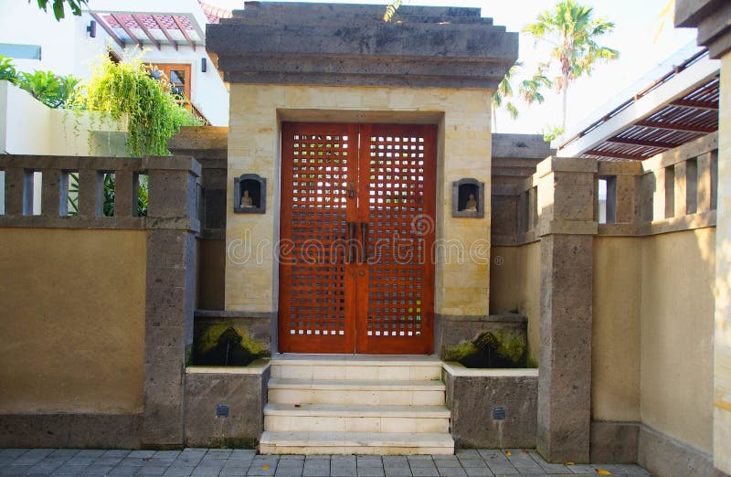Ingangspoort aan het perceel van de villa in Sanur op het eiland van stock afbeelding Ingangspoort aan het perceel van de villa in Sanur op het eiland van stock afbeelding