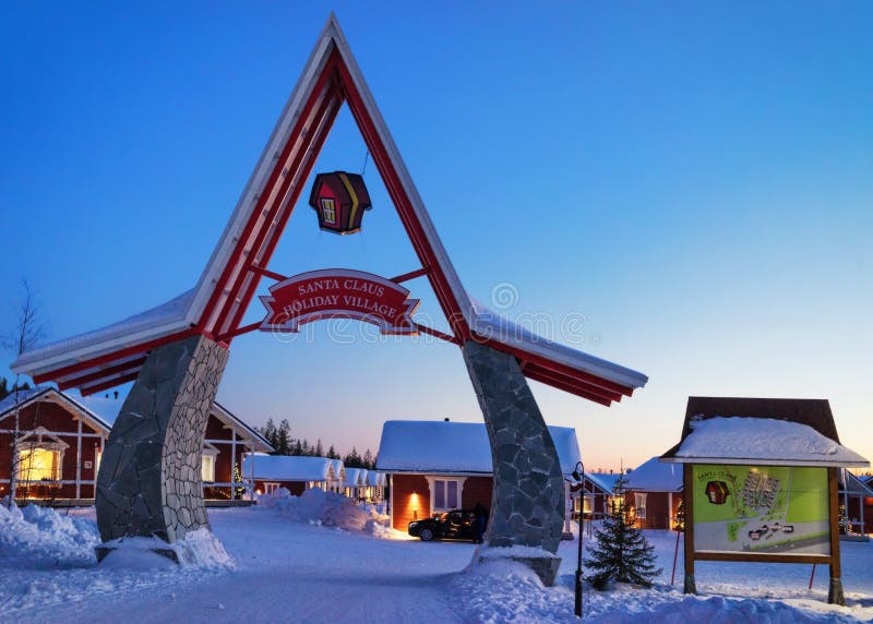 Ingangspoort in Santa Claus Holiday Village Houses Lapland royalty-vrije stock foto's Ingangspoort in Santa Claus Holiday Village Houses Lapland royalty-vrije stock foto's