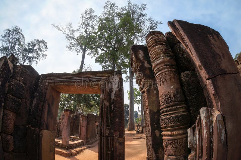 Ingangspoort van de oude tempel van Banteay Srei, royalty-vrije stock foto's Ingangspoort van de oude tempel van Banteay Srei, royalty-vrije stock foto's