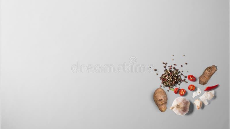 Ingefära, vitlök, röd peppar, röda chilies och svartpeppar arkivfoton Ingefära, vitlök, röd peppar, röda chilies och svartpeppar arkivfoton