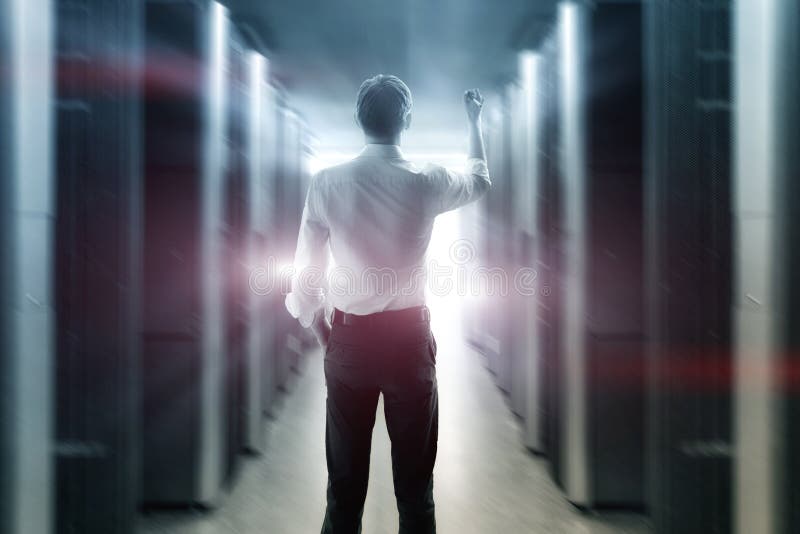 Ingegnere dell'IT nel lavoro del Data Center fotografia stock libera da diritti