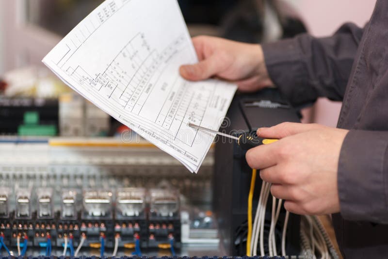 Ingegnere di automazione ed elettrotecnico fotografia stock libera da diritti Ingegnere di automazione ed elettrotecnico fotografia stock libera da diritti