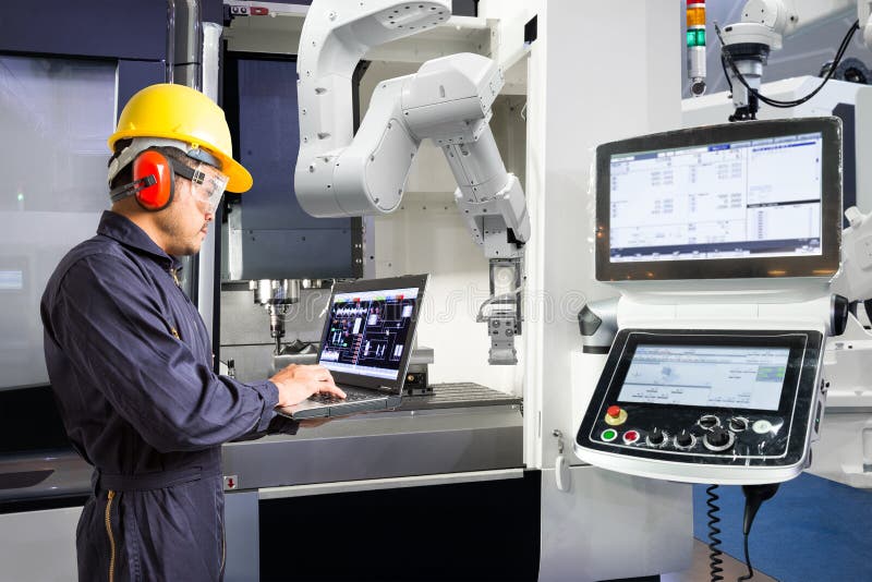 Ingegnere di manutenzione che utilizza la mano robot automatica con la macchina di CNC nella fabbrica astuta, industria 4 di cont immagini stock libere da diritti Ingegnere di manutenzione che utilizza la mano robot automatica con la macchina di CNC nella fabbrica astuta, industria 4 di cont immagini stock libere da diritti
