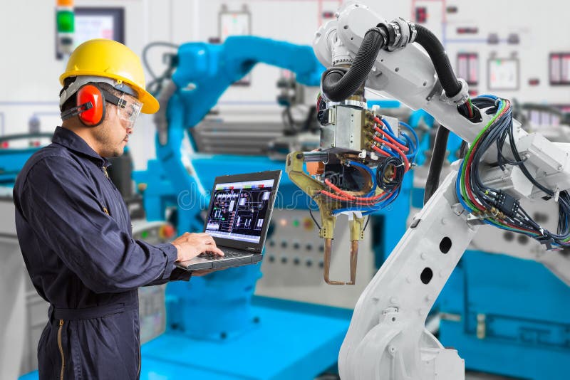 Ingegnere facendo uso della macchina utensile robot automatica della mano di manutenzione del computer portatile nell'industria a