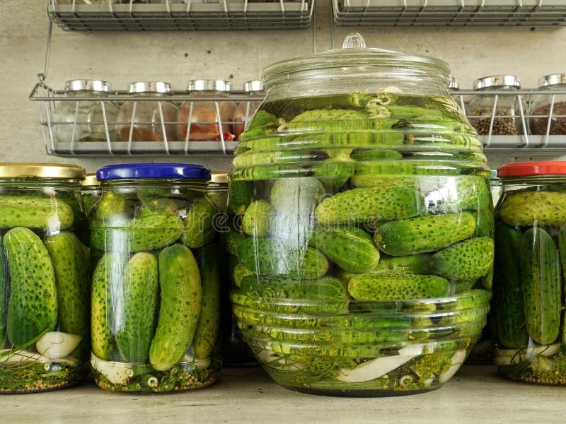 Ingelegde groene komkommers