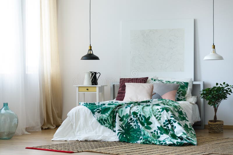 Ingemaakte boom in modieuze slaapkamer royalty-vrije stock foto Ingemaakte boom in modieuze slaapkamer royalty-vrije stock foto