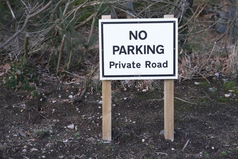 Ingen parkera jordning för gods för privat vägmärkebygd lantlig fotografering för bildbyråer Ingen parkera jordning för gods för privat vägmärkebygd lantlig fotografering för bildbyråer