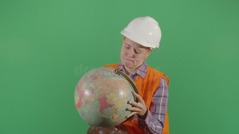 Ingeniera mujer caminando dos dedos en el globo almacen de metraje de vídeo