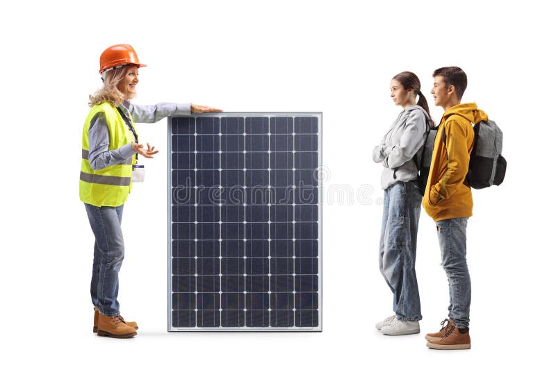 Ingeniera mujer hablando con estudiantes y explicando un panel solar imagenes de archivo