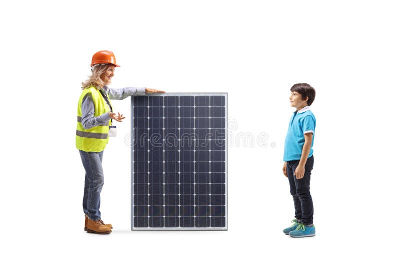 Ingeniera mujer hablando con un niño y explicando un panel solar foto de archivo libre de regalías