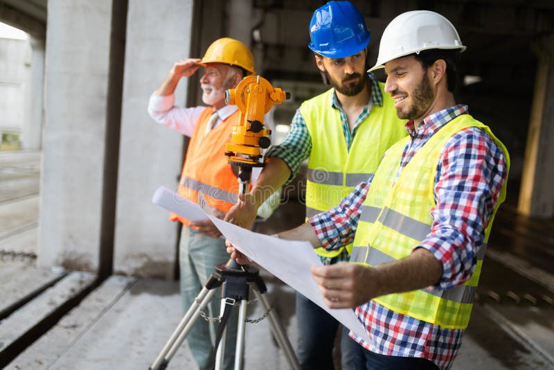 Ingeniero, capataz y trabajador discutiendo en sitio de la construcción de edificios imagenes de archivo Ingeniero, capataz y trabajador discutiendo en sitio de la construcción de edificios imagenes de archivo