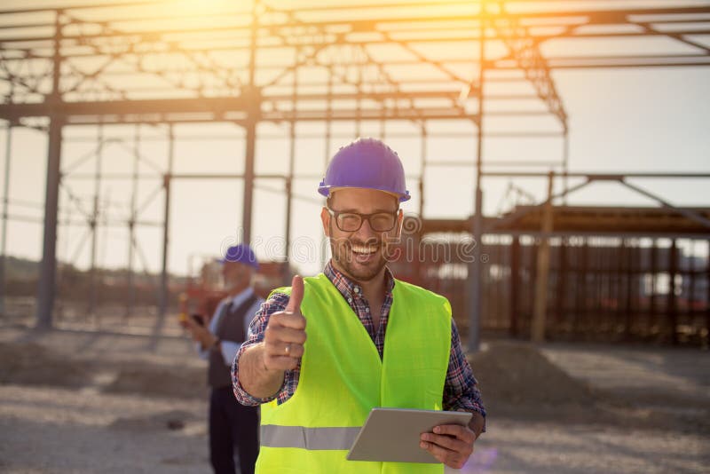 Ingeniero con el pulgar para arriba en solar imágenes de archivo libres de regalías Ingeniero con el pulgar para arriba en solar imágenes de archivo libres de regalías