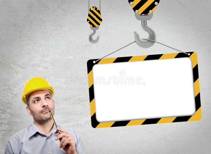 Ingeniero con un casco en su cabeza fotos de archivo libres de regalías Ingeniero con un casco en su cabeza fotos de archivo libres de regalías