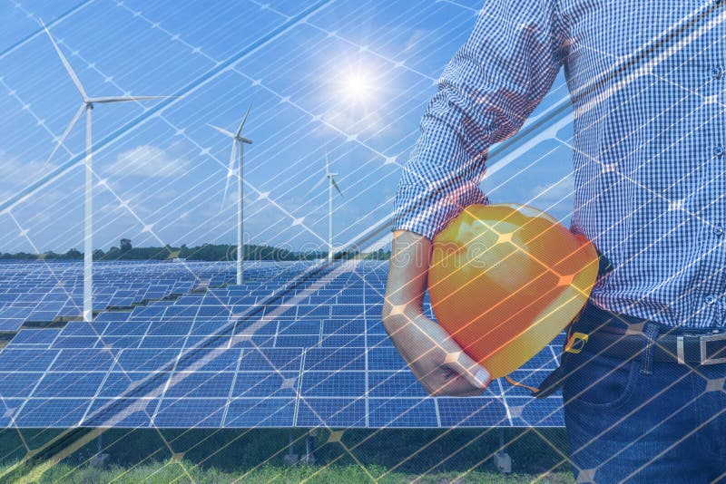 Ingeniero de la exposición doble que sostiene el casco amarillo en la estación de la energía solar con las turbinas de viento y l fotografía de archivo libre de regalías Ingeniero de la exposición doble que sostiene el casco amarillo en la estación de la energía solar con las turbinas de viento y l fotografía de archivo libre de regalías