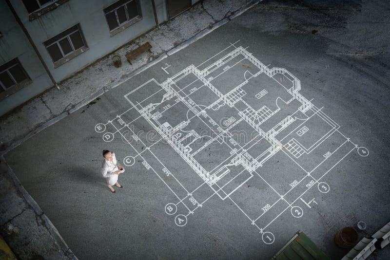 Ingeniero de la mujer que piensa sobre su plan Técnicas mixtas fotografía de archivo libre de regalías Ingeniero de la mujer que piensa sobre su plan Técnicas mixtas fotografía de archivo libre de regalías