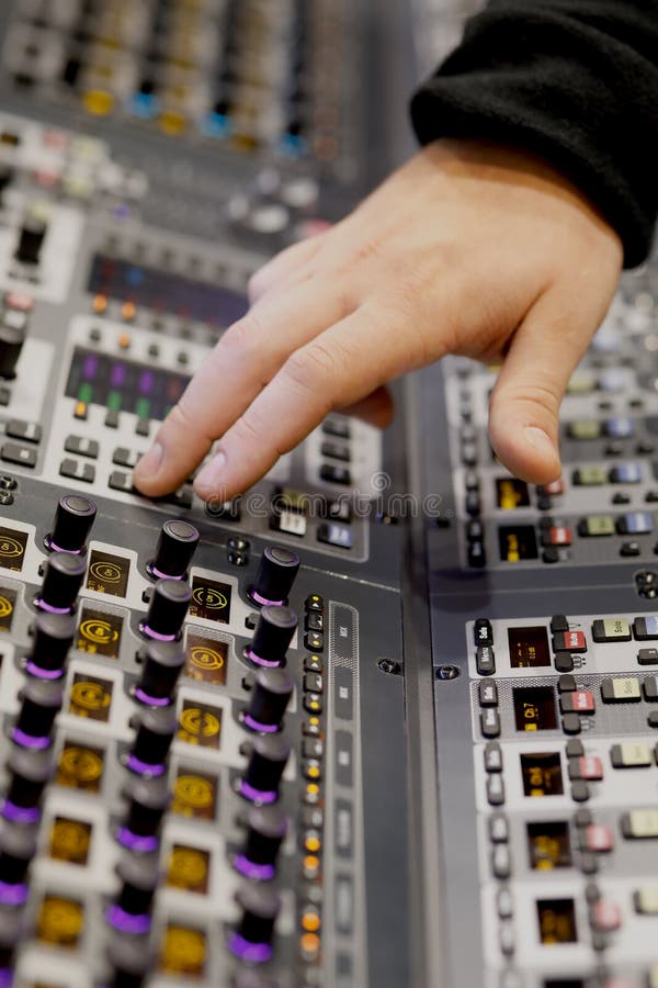 Ingeniero de sonido que trabaja en la consola del mezclador de la música imagen de archivo Ingeniero de sonido que trabaja en la consola del mezclador de la música imagen de archivo