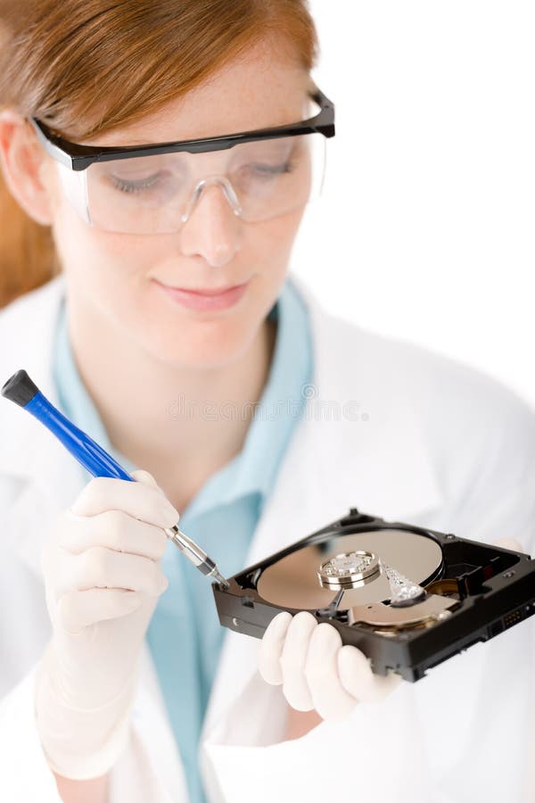 Ingeniero informático de sexo femenino - disco duro de la reparación de la mujer imagen de archivo Ingeniero informático de sexo femenino - disco duro de la reparación de la mujer imagen de archivo