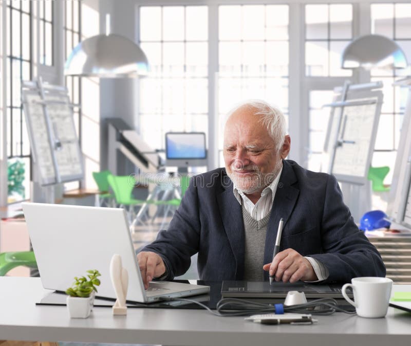 Ingeniero jefe en trabajo del diseño en el estudio del arquitecto imagenes de archivo Ingeniero jefe en trabajo del diseño en el estudio del arquitecto imagenes de archivo