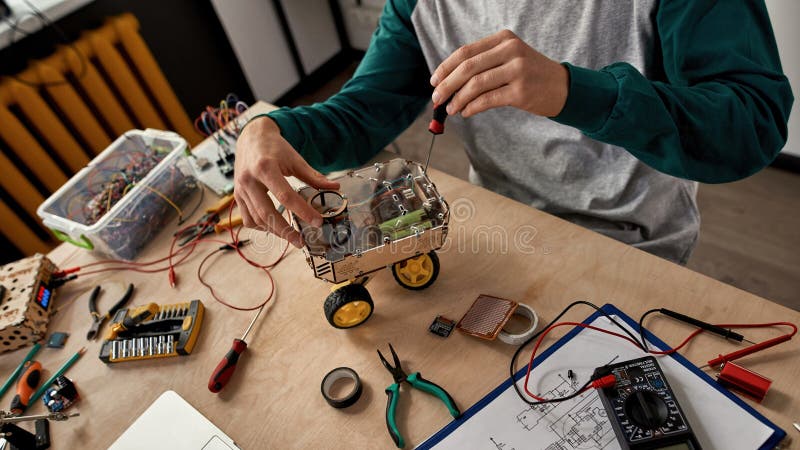 Ingeniero parcial que arregla el robot de rueda automático fotos de archivo libres de regalías
