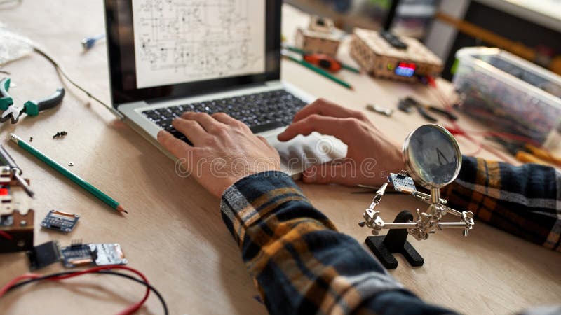 Ingeniero parcial usar laptop con esquema técnico imagen de archivo