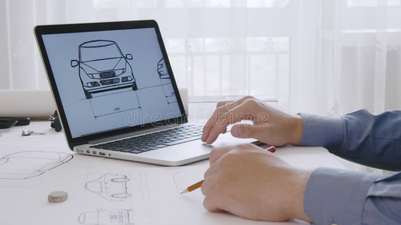 Ingeniero que trabaja en un bosquejo del diseño del coche usando su ordenador portátil