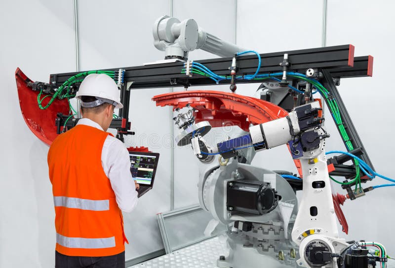 Ingeniero usando el objeto automotriz del apretón del robot de mantenimiento del ordenador portátil, concepto elegante de la fábr foto de archivo Ingeniero usando el objeto automotriz del apretón del robot de mantenimiento del ordenador portátil, concepto elegante de la fábr foto de archivo