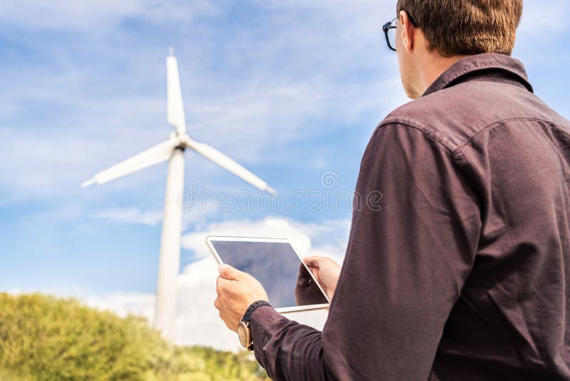 Ingeniero y tablet en el campo de la energía eólica trabajando por energías renovables sostenibles. técnico en generación eléctric