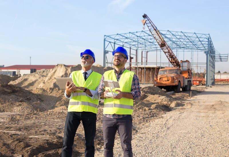 Ingenieros de construcci?n con el abej?n en el solar imagen de archivo Ingenieros de construcci?n con el abej?n en el solar imagen de archivo