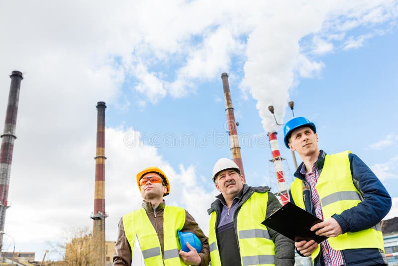 Ingenieros de construcción que examinan la central eléctrica termoeléctrica
