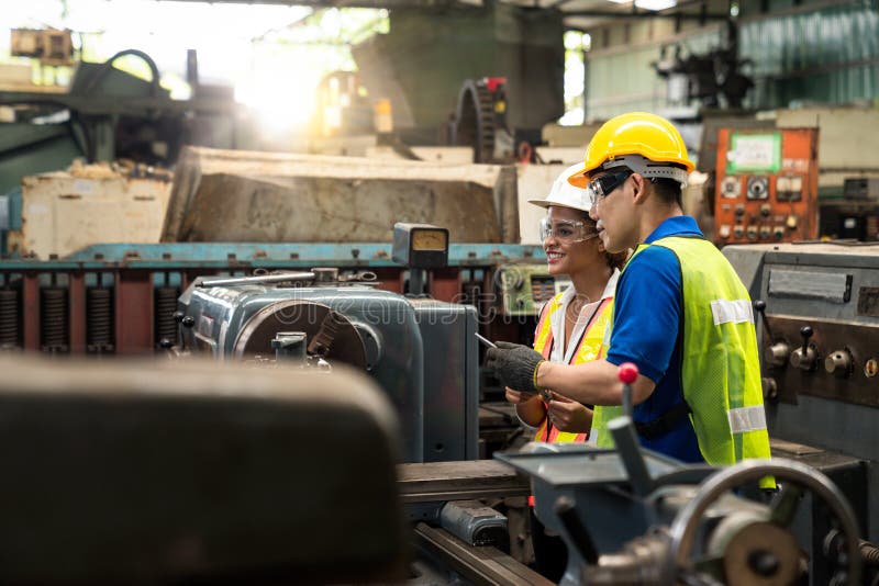 Ingenieros De Fábricas Y Técnicos Jefes Observan El Funcionamiento De ...