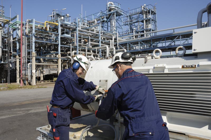 Ingenieros dentro de la refinería de petróleo