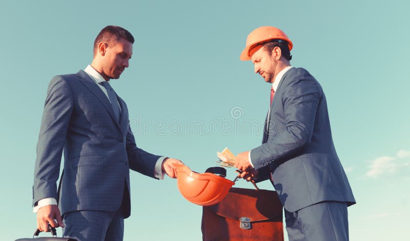 Ingenieros y efectivo en fondo del cielo azul Soborno y negocio fotografía de archivo Ingenieros y efectivo en fondo del cielo azul Soborno y negocio fotografía de archivo