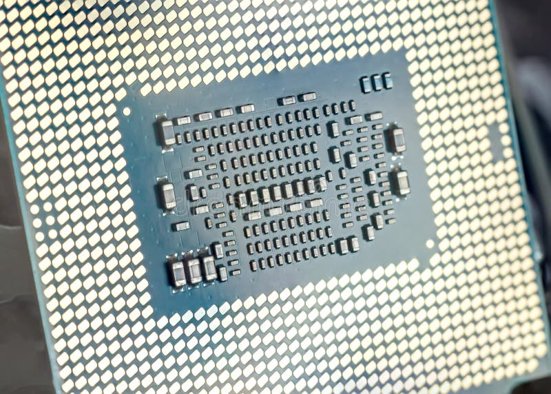 Ingenieur, der CPU-Mikroprozessor zum Motherboardsockel verstopft Computertechnologie und Hardware-Wartung oder -reparatur lizenzfreies stockfoto Ingenieur, der CPU-Mikroprozessor zum Motherboardsockel verstopft Computertechnologie und Hardware-Wartung oder -reparatur lizenzfreies stockfoto