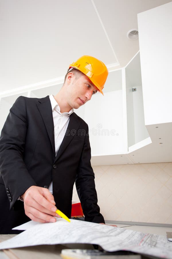 Ingenieur die een plan bestuderen royalty-vrije stock foto Ingenieur die een plan bestuderen royalty-vrije stock foto