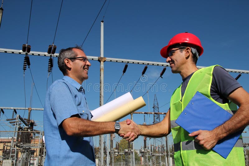 Ingenieur en Arbeider bij ElektroHulpkantoor stock afbeeldingen Ingenieur en Arbeider bij ElektroHulpkantoor stock afbeeldingen