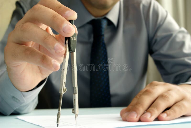 Ingenieur im Büro lizenzfreie stockfotografie Ingenieur im Büro lizenzfreie stockfotografie