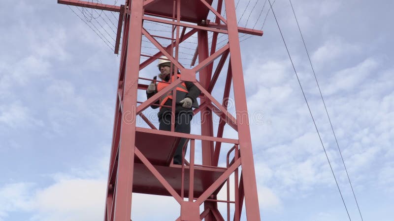 Ingenieur im Turm sprechend am intelligenten Telefon stock video footage