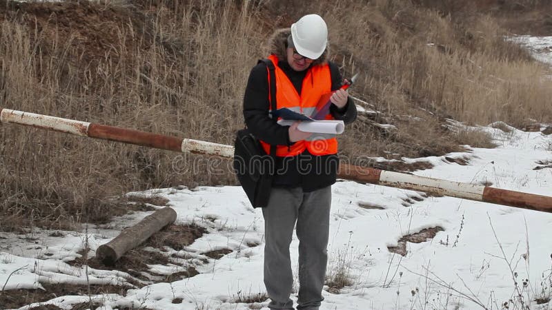 Ingenieur mit Dokumentation und intelligentes Telefon in der Karriere stock video footage