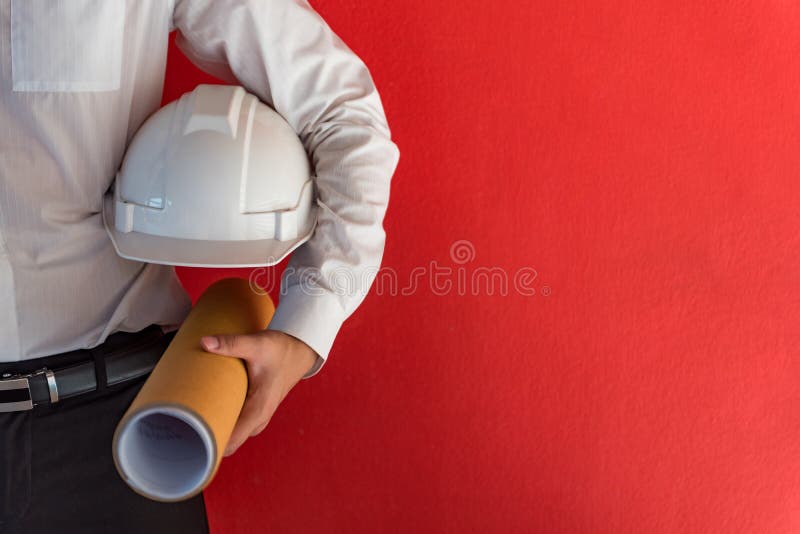 Ingenieur oder Architekt, die Schutzhelm und das Zeichnen halten stockfotos