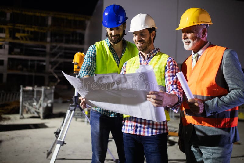 Ingenieur, voorman en arbeider die in bouwconstructieplaats bespreken royalty-vrije stock foto Ingenieur, voorman en arbeider die in bouwconstructieplaats bespreken royalty-vrije stock foto