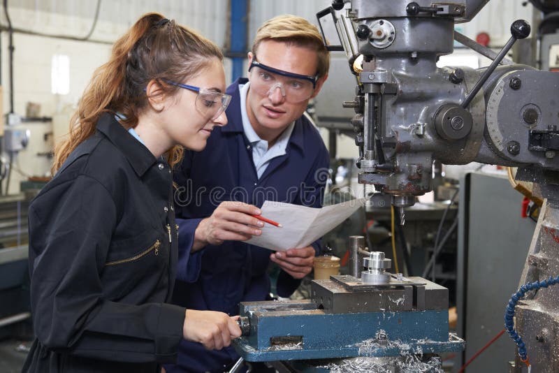 Ingenieur zu verwenden Showing Apprentice How bohren herein Fabrik stockfoto Ingenieur zu verwenden Showing Apprentice How bohren herein Fabrik stockfoto