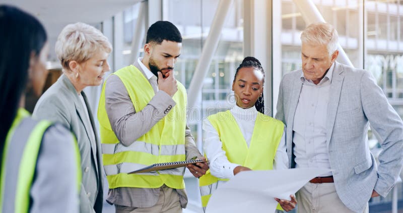 Ingenieurbüro und Planung mit blueprint sprechen und baut Fortschritte mit Immobilieninvestor. Architekt stockbild