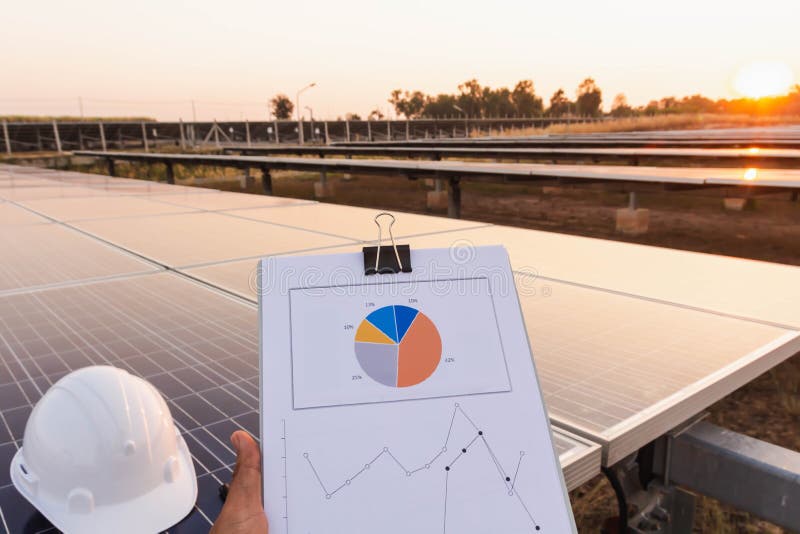 Ingenieure ?berpr?fen die Leistungskurve der Energieerzeugung von den Sonnenkollektoren, die alternative Energie sind und welches stockfoto Ingenieure ?berpr?fen die Leistungskurve der Energieerzeugung von den Sonnenkollektoren, die alternative Energie sind und welches stockfoto
