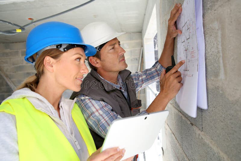 Ingenieure, die an Plan auf Baustelle arbeiten stockfotos Ingenieure, die an Plan auf Baustelle arbeiten stockfotos
