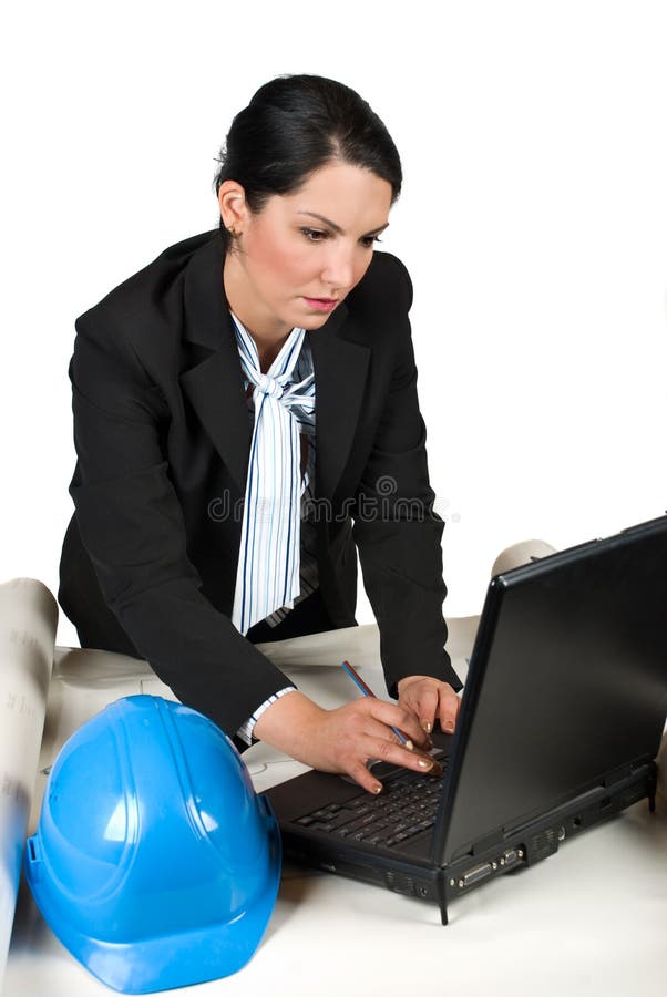 Ingenieurfrau im Büro mit Laptop stockfoto Ingenieurfrau im Büro mit Laptop stockfoto