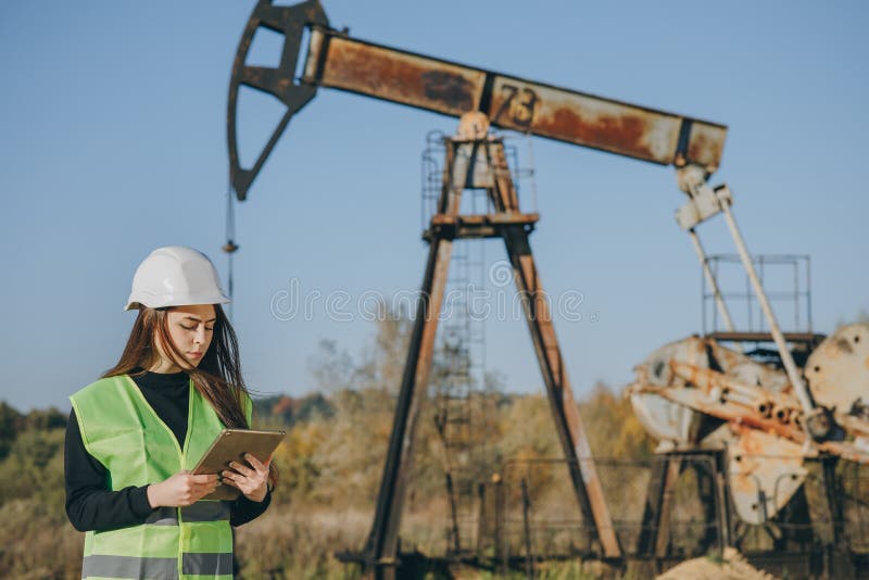 Ingenieurinnen in der Industrie in einem Hard Hat verwendet Tablet Computer Portrait von professionellen Ingenieurinnen, die Sich stockbilder Ingenieurinnen in der Industrie in einem Hard Hat verwendet Tablet Computer Portrait von professionellen Ingenieurinnen, die Sich stockbilder