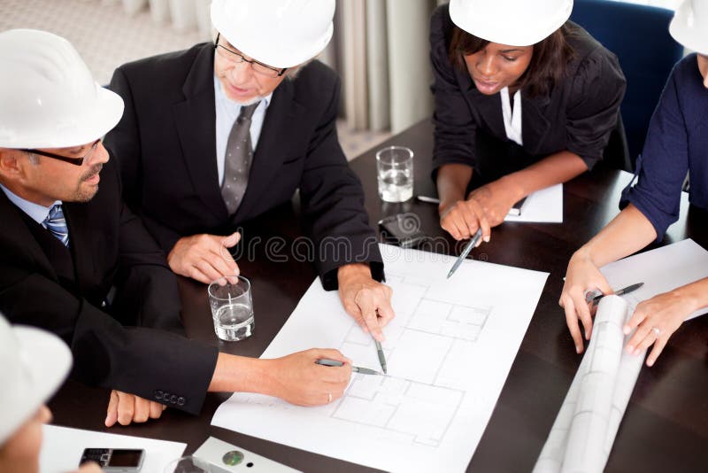 Ingenieurs die over een nieuw project bespreken stock foto's Ingenieurs die over een nieuw project bespreken stock foto's