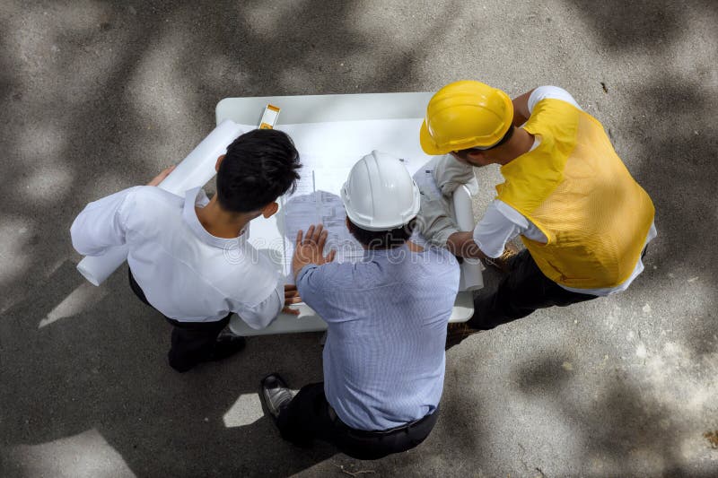 Ingenieurteam besprechen Projektplan stockbild Ingenieurteam besprechen Projektplan stockbild