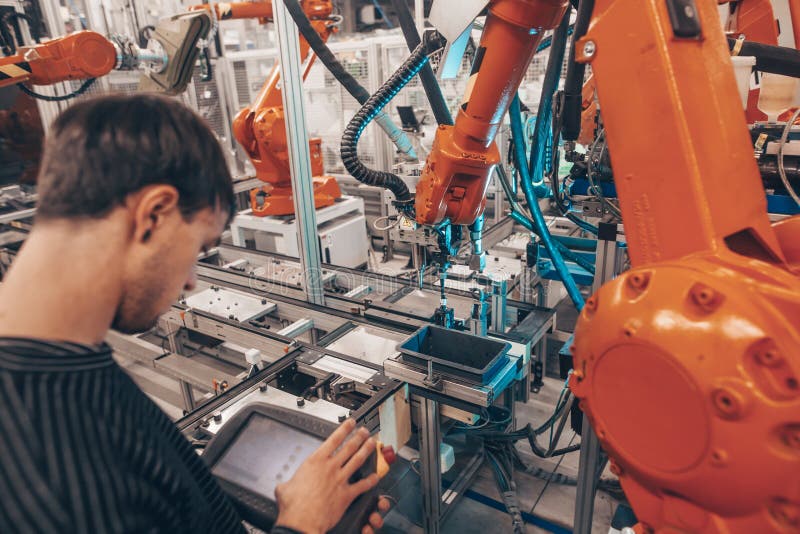 Ingenieurtechniker, der mit den automatischen Roboter an selbstbewegende industrielle Smart Fabrik Automated Arbeitsplatz funktion lizenzfreie stockbilder